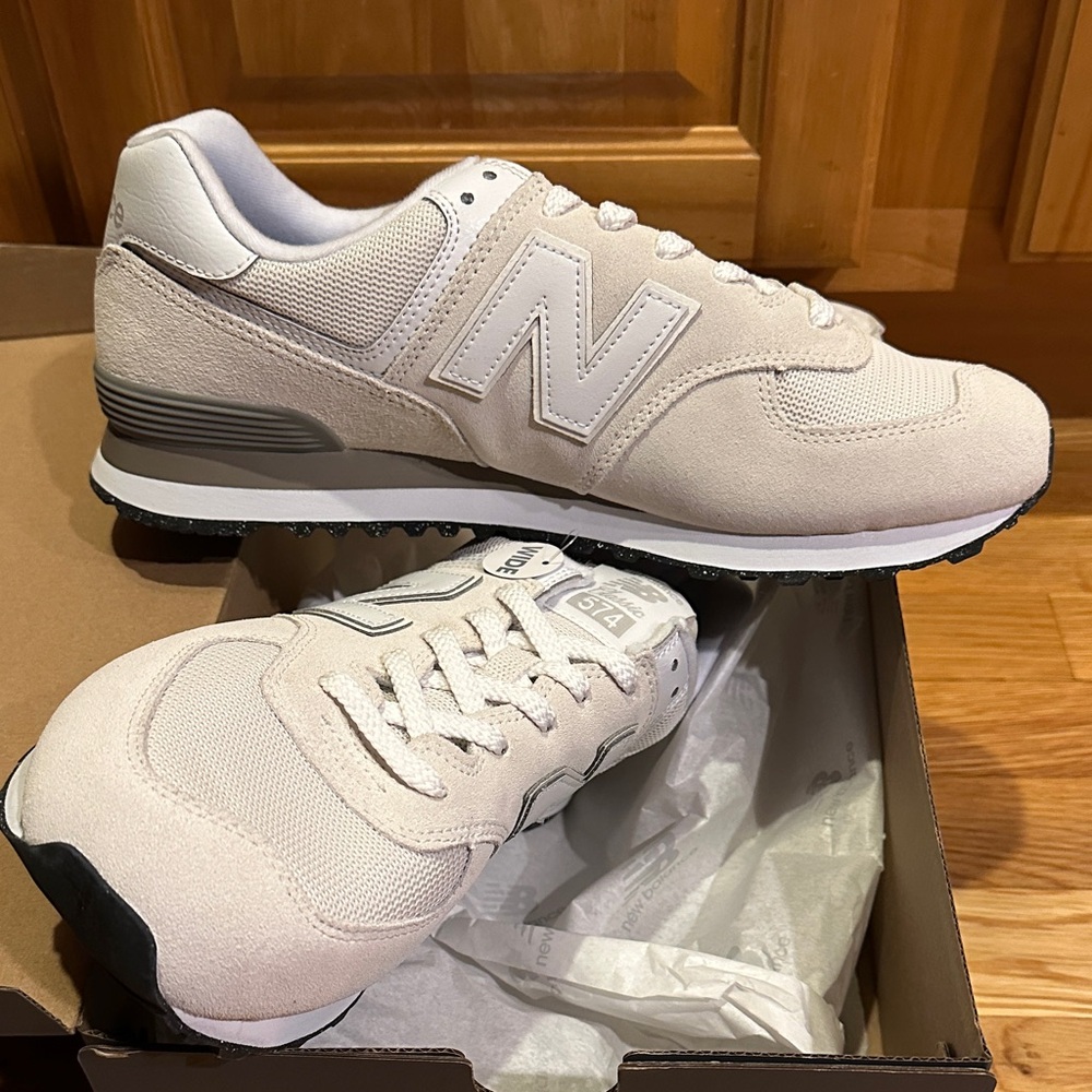 New Balance Men's 574 Core NIB size 11.5 Wide Sneakers grey & White